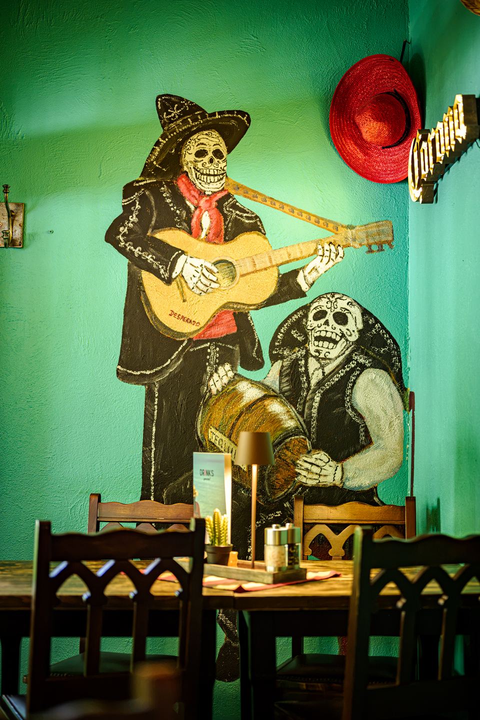 Wandbild mit Mariachi-Skelett im Innenraum